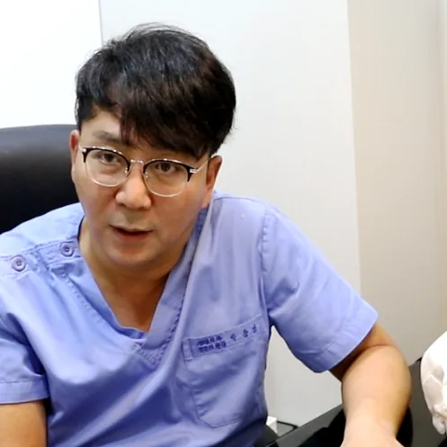상담 책상에서 설명하는 박용남 대표원장